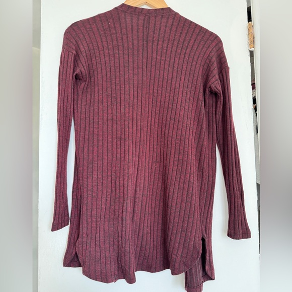Long XS burgundy cardigan from American Eagle - Picture 2 of 2